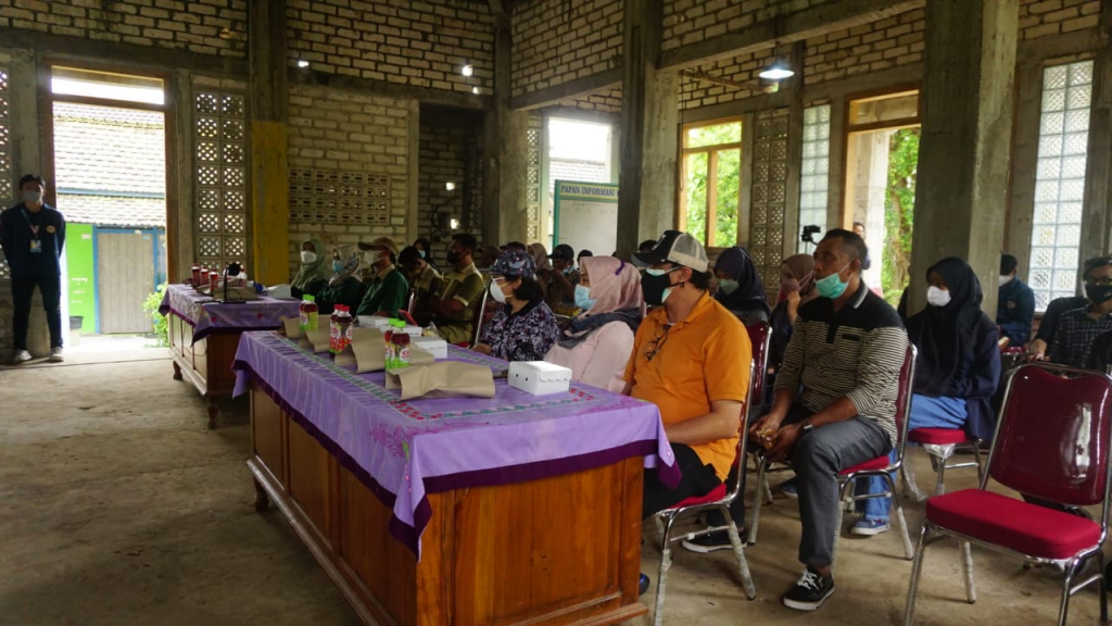 International Veterinary Paramedic Collaborates with the Department of Fisheries and Livestock of Tuban by Conducting Reproductive Counseling and Injection of Livestock