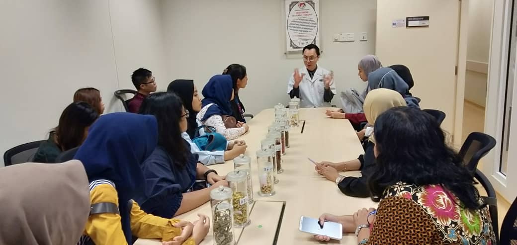 Tingkatkan Kualitas Pengobatan Tradisional, Mahasiswa Batra UNAIR belajar ke Malaysia