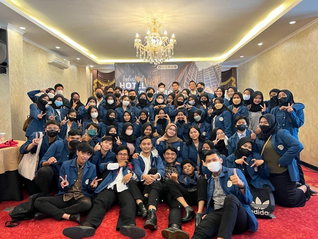Melatih Pengetahuan Table Manner, Mahasiswa Manajemen Perhotelan Mengadakan Kunjungan Hotel di Grand Darmo Suite Hotel Surabaya