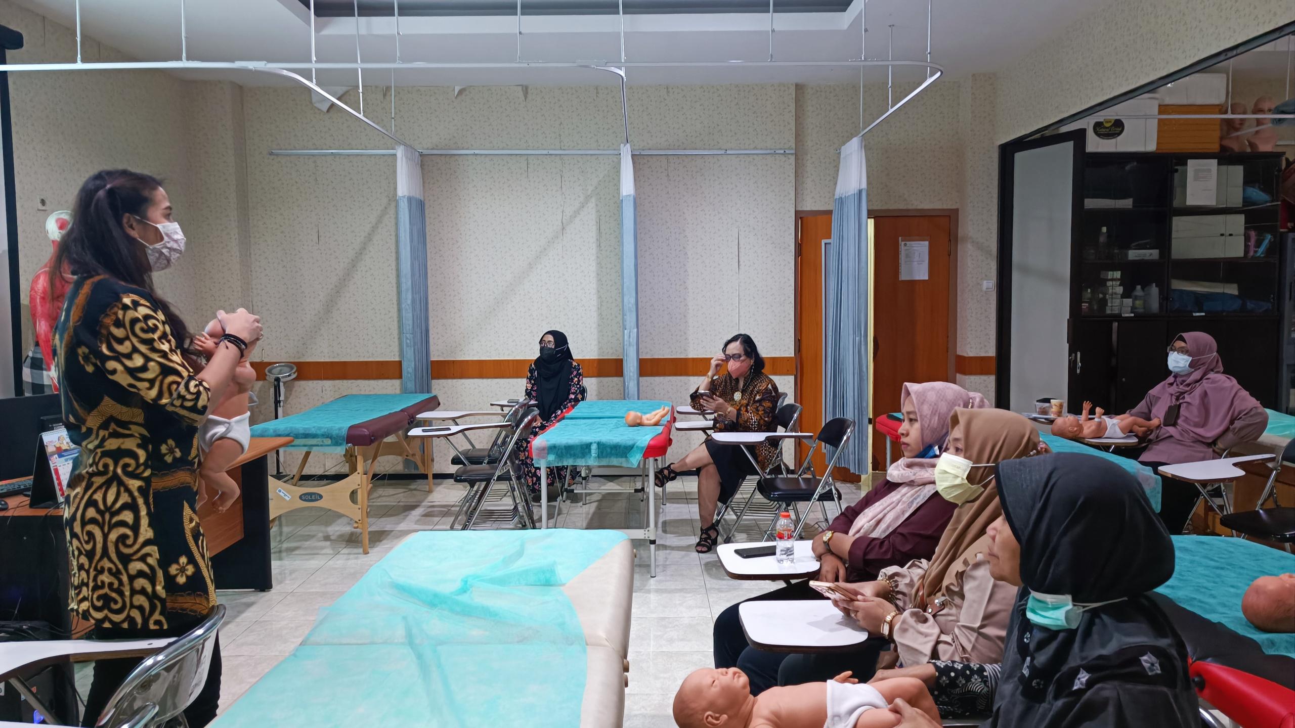 Dharma Wanita Persatuan Fakultas Vokasi UNAIR Selenggarakan Workshop Pijat Bayi