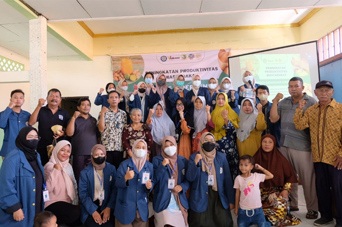 Battra Unair Jelaskan Manfaat Pijat Refleksi Kepada Warga Desa Krembangan Surabaya Saat Closing Ceremony PBL dan BKII