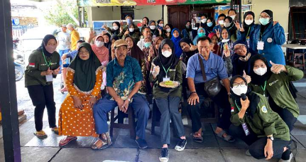 Antusiasme Masyarakat Teluk Amurang Surabaya Dalam Pengobatan Alternatif Dan Demo Nutrisi Pembuatan Dadar Gulung Sayuran Untuk Mengatasi Hipertensi Bersama Mahasiswa Battra UNAIR