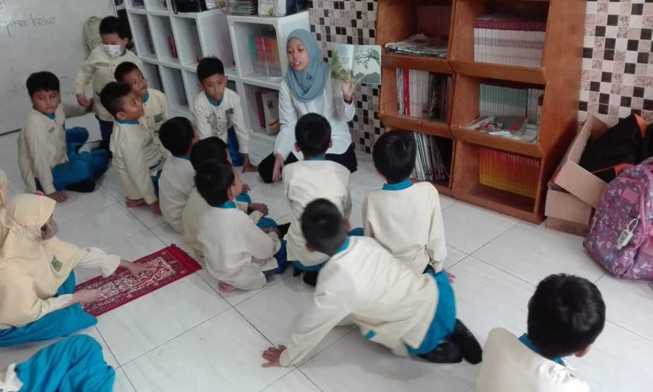 Manfaatkan Kesempatan,  Mahasiswi Magang D-III Perpustakaan UNAIR di SD Muhammadiyah 18 Surabaya Bawakan Storytelling dan Games Literasi Kepada Siswa-siswi Kelas 2