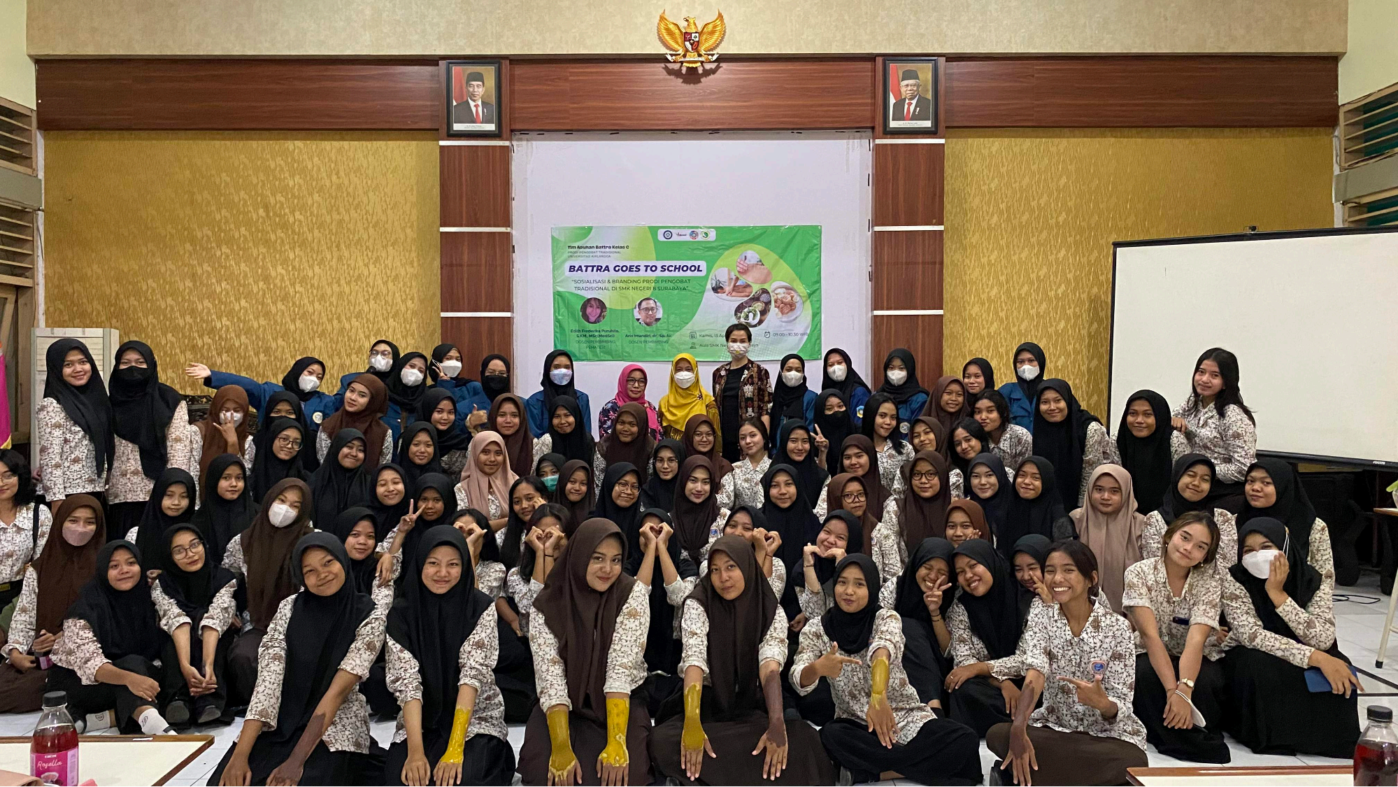 Sosialisasi dan Deteksi Kesehatan dengan Diagnostik Pengobatan Tradisional di SMK Negeri 8 Surabaya