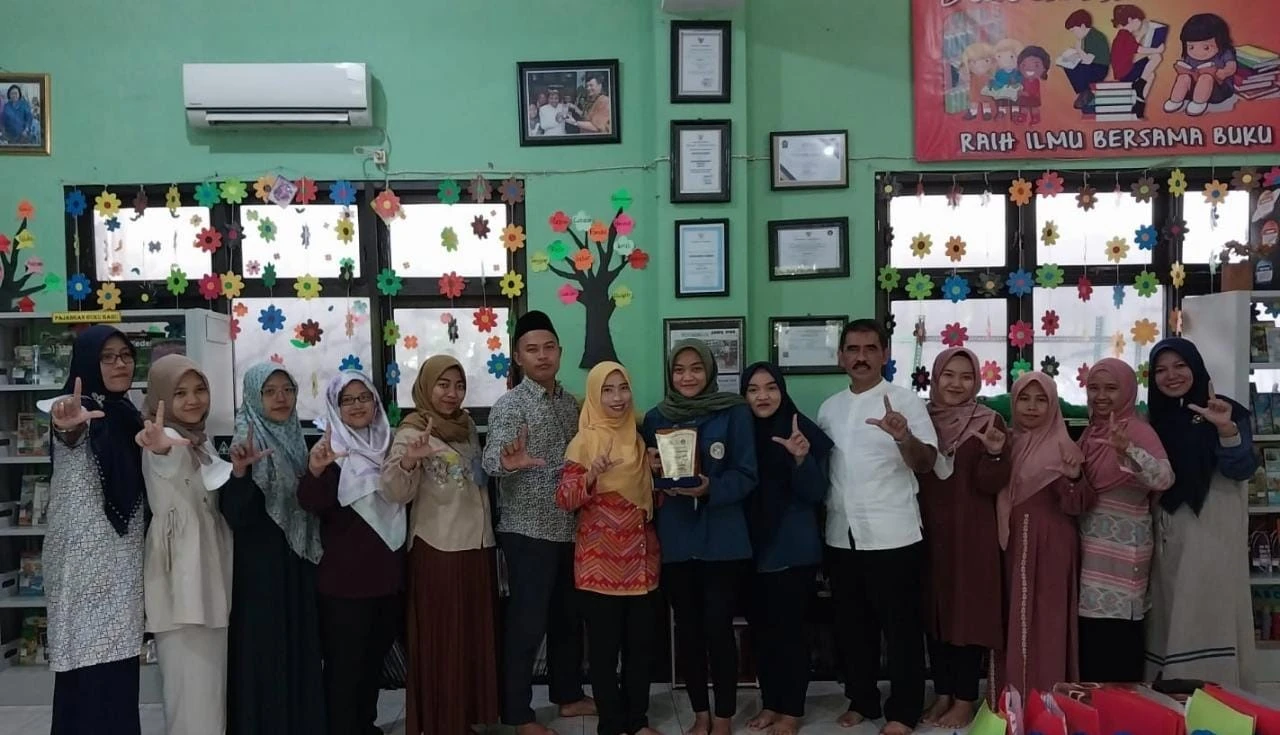 Latih Keterampilan Kerja, Mahasiswi D-III Perpustakaan Berbagi Pengalaman Magang di SDN Airlangga I/198 Surabaya