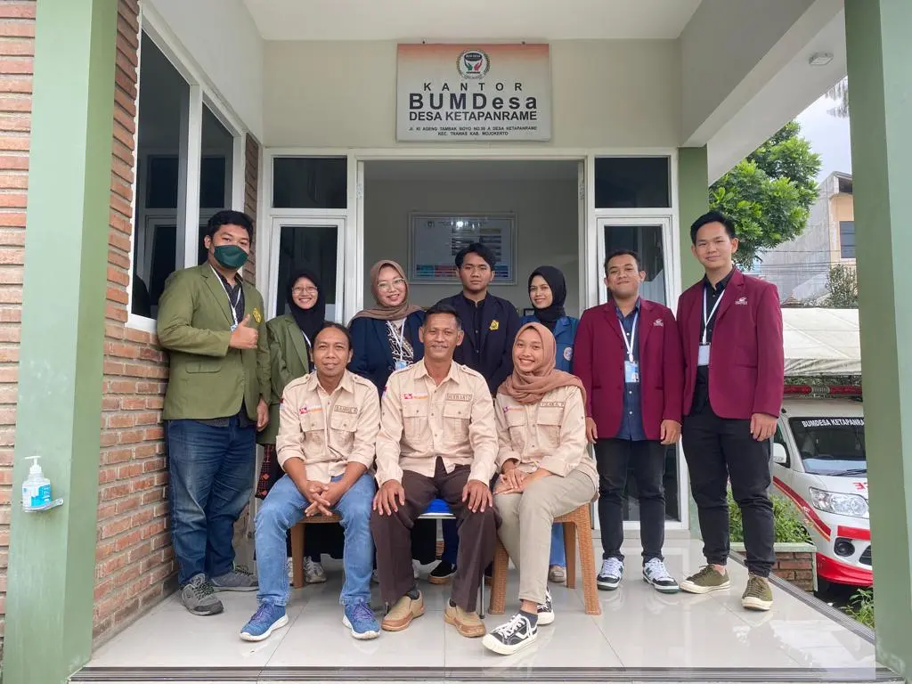 Potret Zubaidah Diniyah bersama tim dan pengurus BUMDes Mutiara Welirang mitra PT Syncore Indonesia di Kantor BUMDesa, Desa Ketapanrame, Kec. Trawas, Kab. Mojokerto, Jawa Timur