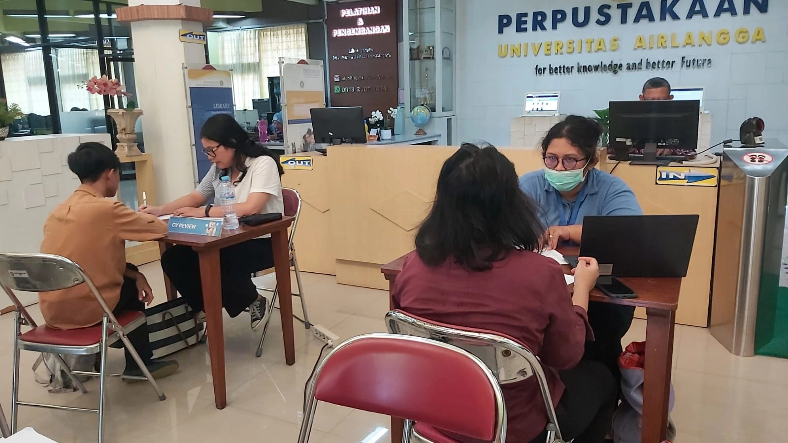 2 mahasiswa Universitas Airlangga yang sedang berkonsultasi dengan panitia menganai Program Magang dan Studi Independen Bersertifikat Kampus Merdeka