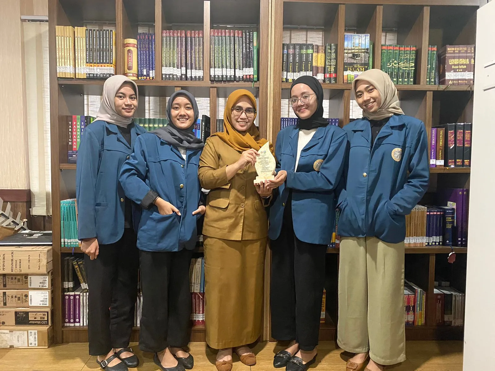 Kegiatan Magang Di Perpustakaan Sekretariat DPRD Provinsi Jawa Timur Dapat Menjadi Wadah Bagi Mahasiswa D-III Perpustakaan Dalam Meningkatkan Kinerja  Perpustakaan yang Lebih Aktif
