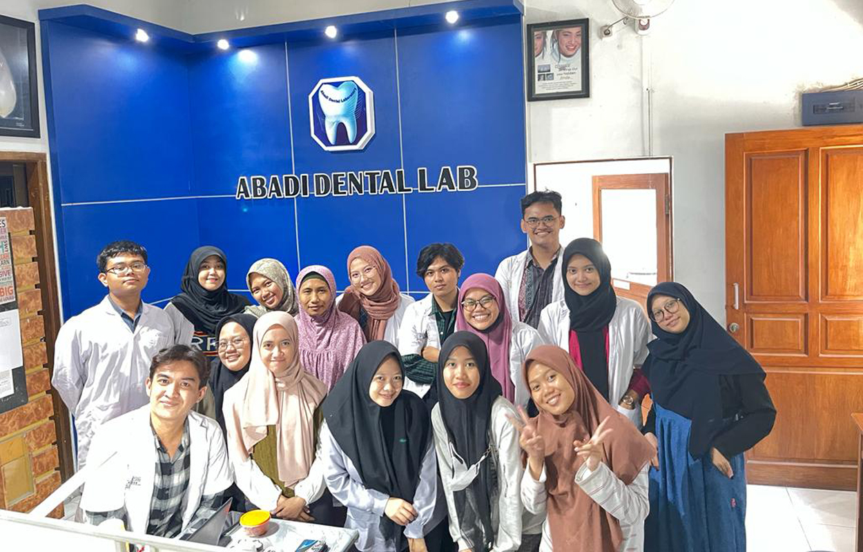 Abadi Dental Laboratorium Surabaya Menjadi ‘Sumber Pengalaman’ Bagi Mahasiswa Teknik Gigi UNAIR