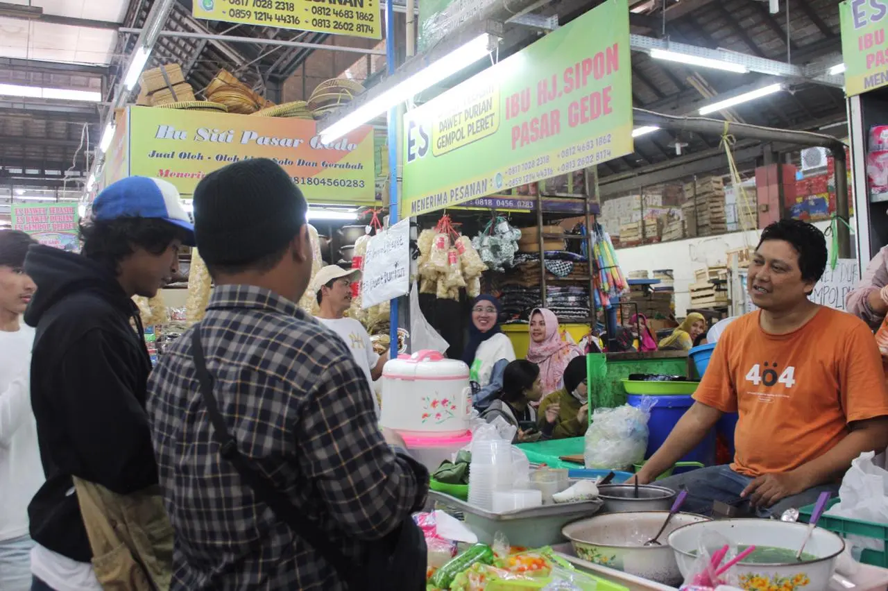 Business Visit HIMA Manajemen Pemasaran UNAIR di Pasar Gede Harjonagoro, Surakarta