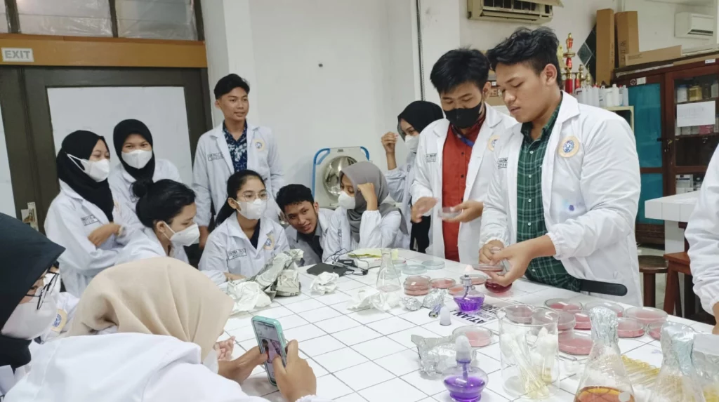 Mahasiswa Teknologi Laboratorium Medis (TLM) Fakultas Vokasi Universitas Airlangga sedang Melakukan Praktikum (Sumber: Dokumentasi Pribadi)