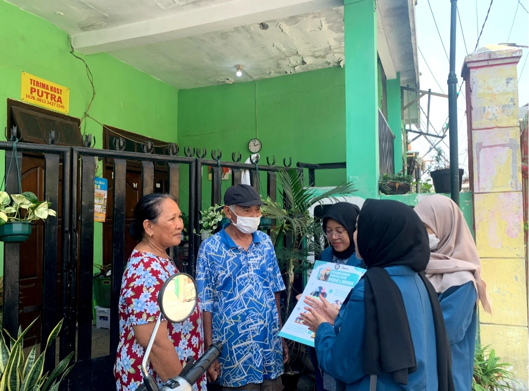 Mahasiswa D3 Perpustakaan kelompok 1, melakukan sosialisasi secara acak kepada lansia di sekitar Jl. Gubeng Kertajaya V, Surabaya. Tentang pentingnya penanganan psikologis pada lansia.
