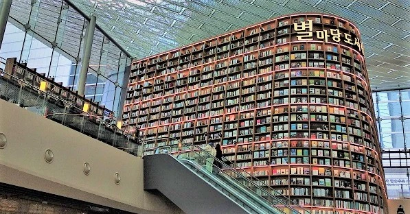 Rak buku raksasa di Starfield Library dengan tinggi 13 meter. (Dok. Nanda Hadiyanti/Gramedia.com)