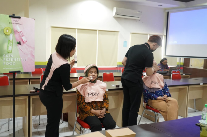 Gandeng PIXY, Dharma Wanita Persatuan Fakultas Vokasi UNAIR ‘Belajar’ Make Up