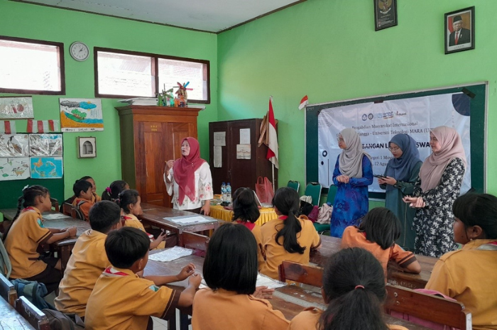 Keceriaan Pelajar SDN 1 Moyoketen Saat Dikenalkan dengan Keluhuran Budaya oleh Prodi D3 Perpustakaan dan Mahasiswi UiTM Kedah