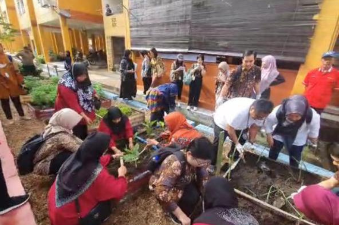 Potret saat kegiatan menanam tanaman toga/dokumen istimewa