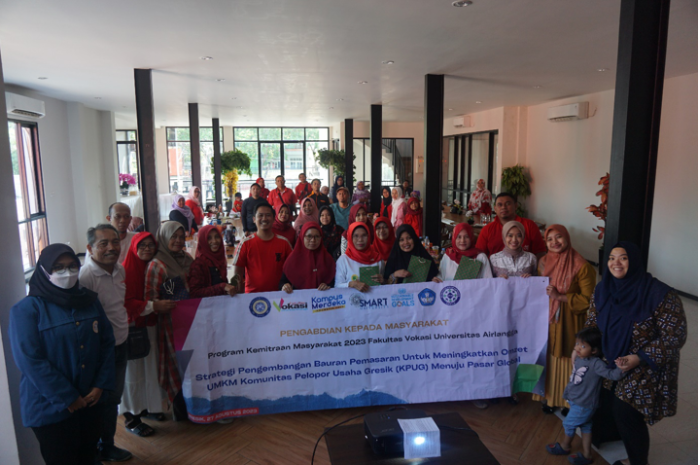 Foto bersama civitas akademika Fakultas Vokasi UNAIR dengan peserta pelatihan/dokumen istimewa