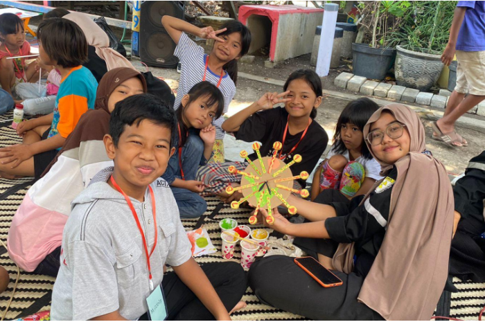 RADJAR 2023: Pengembangan Kreativitas Anak Kampung Songo dalam Mengolah Sampah Kering Menjadi Karya Tangan