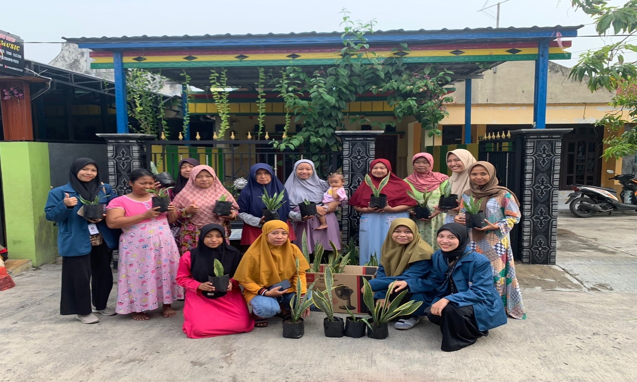 Pembagian Tanaman Sansevieria oleh Mahasiswa D-III Keperawatan Dalam Memperingati Hari Menanam Pohon Indonesia