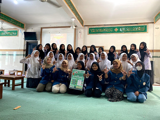 Edukasi Cegah Penyakit Tuberkulosis Paru pada Siswa-Siswi MA Al-Ikhsan di Pondok Pesantren Darul Fiqhi, Lamongan