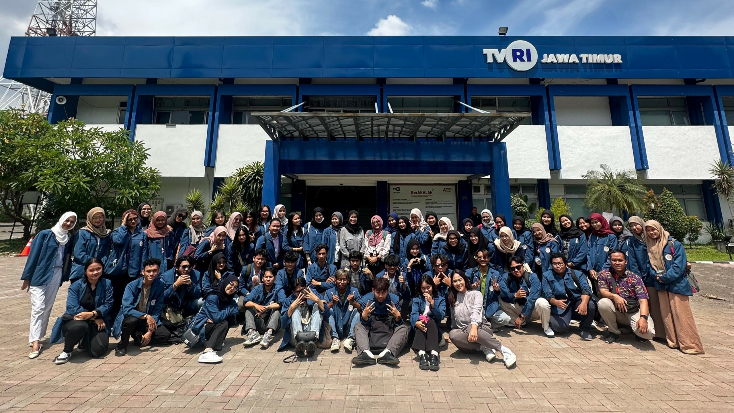 Kunjungan Industri D3 Bahasa Inggris ke TVRI Jawa Timur Surabaya