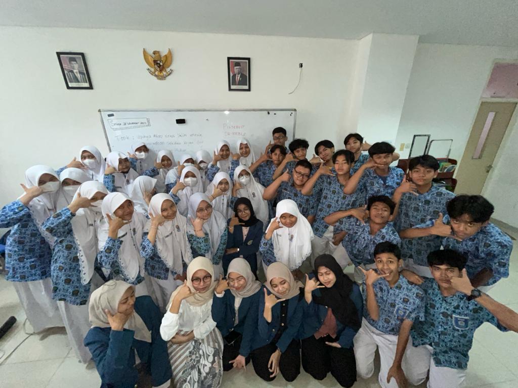 Mahasiswa D3 Perpustaakan Berikan Bimbingan dan Pelatihan Literasi Digital di SMP Muhammadiyah 5 Surabaya