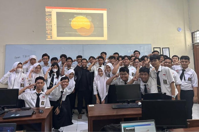 Kenalkan Kehidupan Kampus, Dosen Fakultas Vokasi UNAIR Kunjungi SMKN 1 Surabaya
