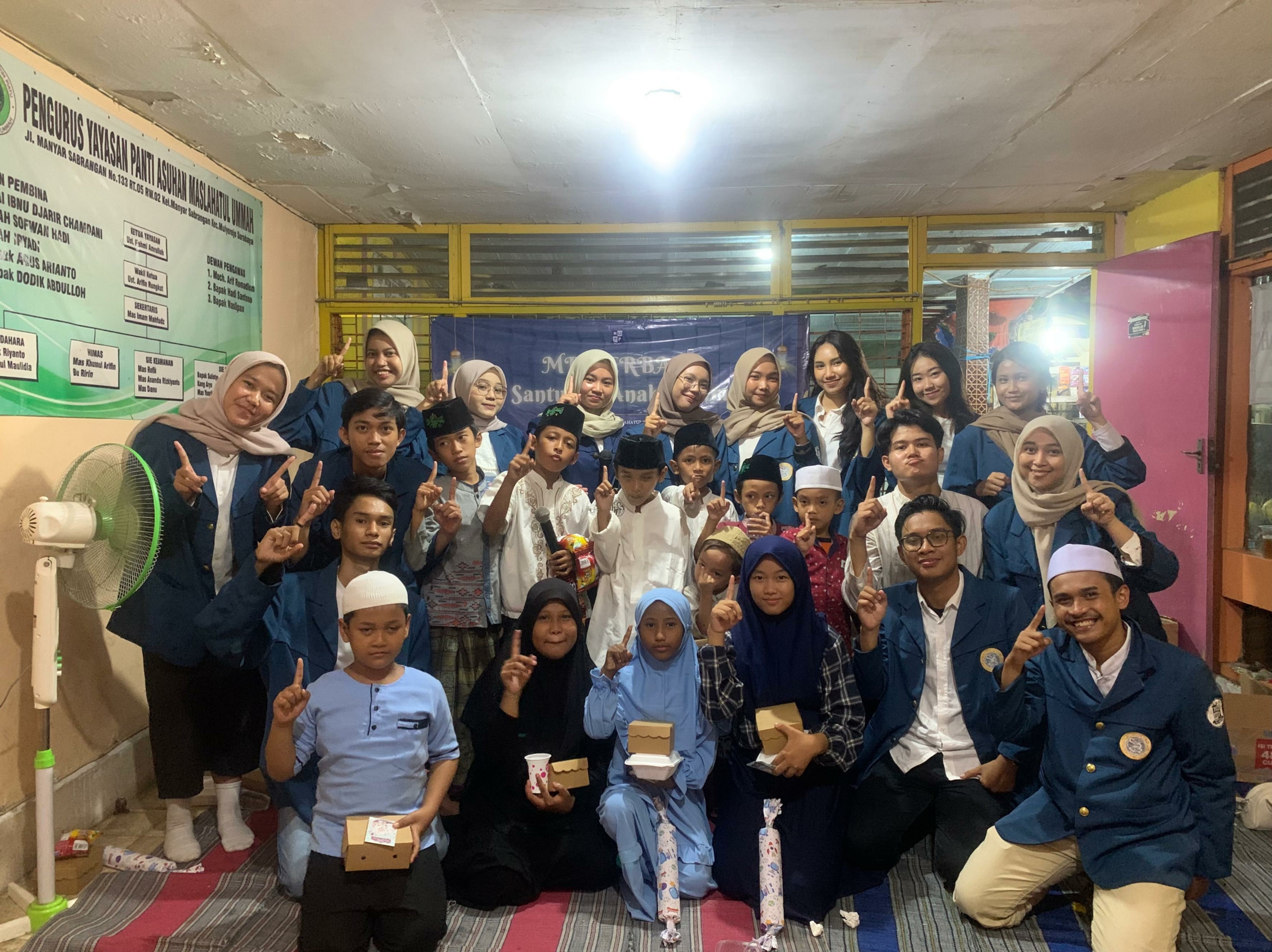 Berlomba-lomba Menebar Kebaikan di Bulan Ramadhan : Hima Manajemen Pemasaran UNAIR Melakukan Santunan dan Buka Bersama Anak Yatim
