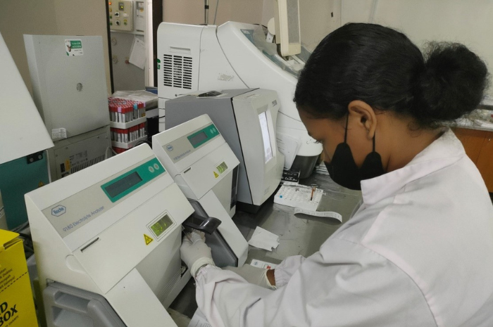 Dokumentasi saat mahasiswa Vokasi mengoperasikan alat Roche/dokumen istimewa