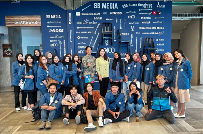 D3 English Diploma Students Gain Practical Insights in Radio Advertising Through Suara Surabaya Visit_Dokumen Istimewa
