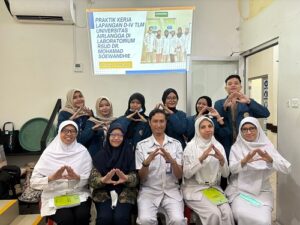 DARI PRAKTIKUM KE PRAKTIK NYATA PENGALAMAN PRAKTIK KERJA LAPANGAN MAHASISWA D-IV TEKNOLOGI LABORATORIUM MEDIK DI LABORATORIUM RSUD dr. MOHAMAD SOEWANDHIE - nadhia arief