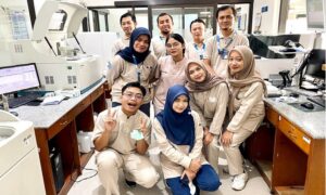 PKL di RS Lavalette Malang, Mahasiswa Teknologi Laboratorium Medik Melakukan Proses Analisis Pemeriksaan Pasien Secara Langsung - elvy rofiqotul
