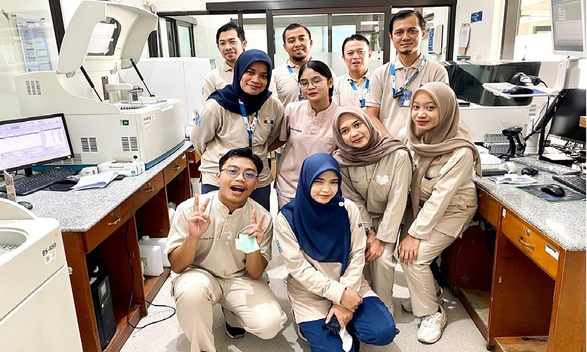 PKL di RS Lavalette Malang, Mahasiswa Teknologi Laboratorium Medik Melakukan Proses Analisis Pemeriksaan Pasien Secara Langsung - elvy rofiqotul