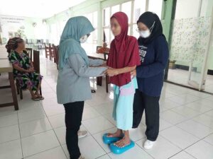 Pengaruh Ankle Strategy Exercise Terhadap Keseimbangan Dinamik Pada Lansia di UPTD Griya Wreda Jambangan Surabaya - getta krisna