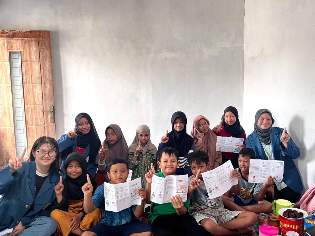 Mahasiswa Keperawatan Edukasi Kesehatan Pendengaran di Cerme