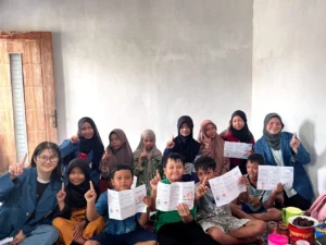 Mahasiswa Keperawatan Edukasi Kesehatan Pendengaran di Cerme