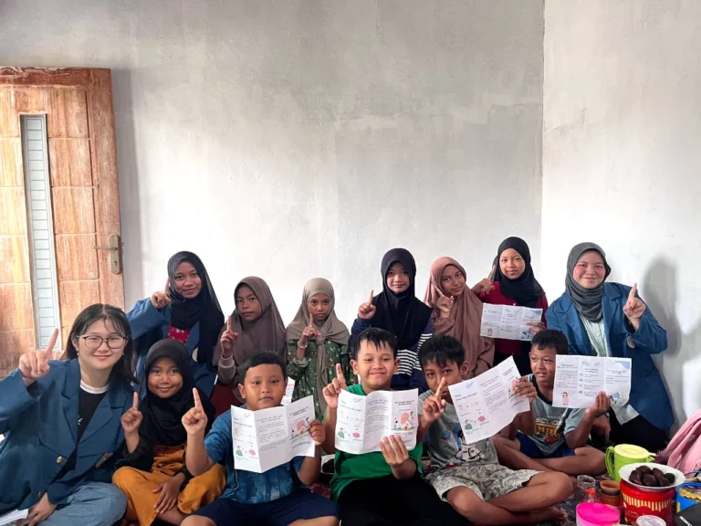 Mahasiswa Keperawatan Edukasi Kesehatan Pendengaran di Cerme