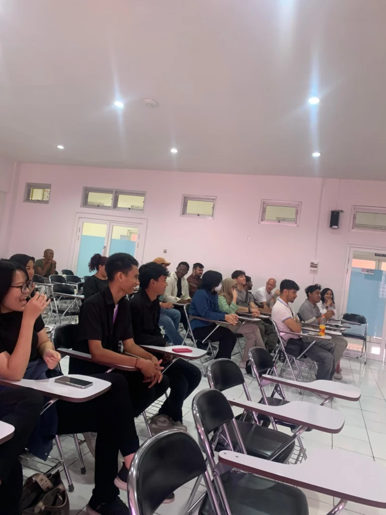 Mahasiswa Asal Inggris Kunjungi Bazar Dies Natalis Fakultas Vokasi Universitas Airlangga_Dokumen Istimewa