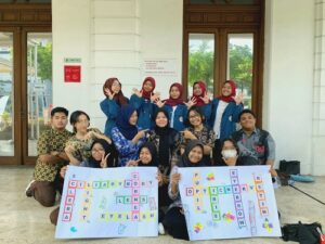 Mahasiswa Keperawatan UNAIR Ajak Siswa SMA GIKI 2 Bermain Sambil Belajar