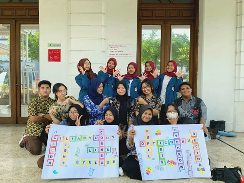 Mahasiswa Keperawatan UNAIR Ajak Siswa SMA GIKI 2 Bermain Sambil Belajar