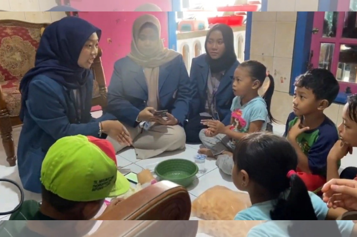 UNAIR D3 Nursing Students Educate Children on Minor Wound Care in Sidoarjo_Dokumen Istimewa