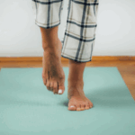 Active Single Leg Stance (ASLS), Latihan Sederhana yang Ampuh Tingkatkan Keseimbangan Lansia_Canva