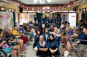 Mahasiswa Teknologi Kesehatan Gigi UNAIR Gelar Bakti Sosial Penuh Kehangatan Bersama Lansia_Dokumen Istimewa