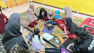 D4 TRIK Mengenalkan Teknologi pada Adik-Adik Graha Yatim dan Dhu’afa (GRAY) Surabaya_Dokumen Istimewa