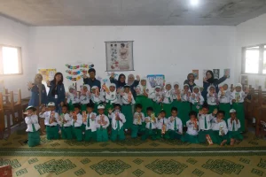 "Senyum Sehat, Hidup Ceria", Mahasiswa UNAIR Edukasi Siswa MI Pancasila tentang Kesehatan Gigi_Dokumen Istimewa