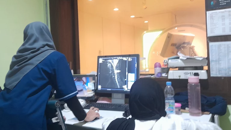 Perbandingan Flour Pads Dan Salt Pads Terhadap Kualitas Citra MRI Cervical Sekuens T2 STIR Pada Mri 3 Tesla_Dokumen Istimewa