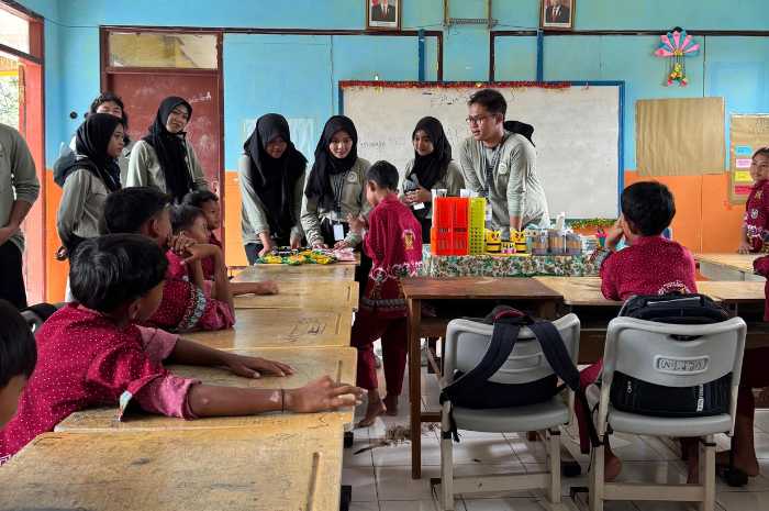 Mahasiswa UNAIR Ajak Siswa SD di Desa Bening Mojokerto Kenali Aksi 3M_Dokumen Istimewa