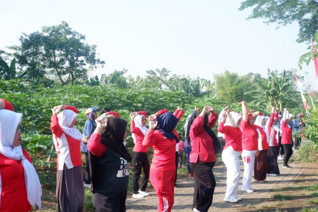 Senam Sehat & TOGA:Warga Sukorejo Bangun Semangat Hidup Sehat Bersama Mahasiswa Unair_Dokumen Istimewa
