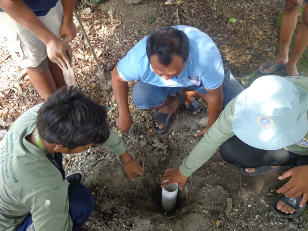 Edukasi dan Pengolahan Sampah Pakai Biopori melalui Program Ecopore di Desa Kedungwaras_Dokumen Istimewa
