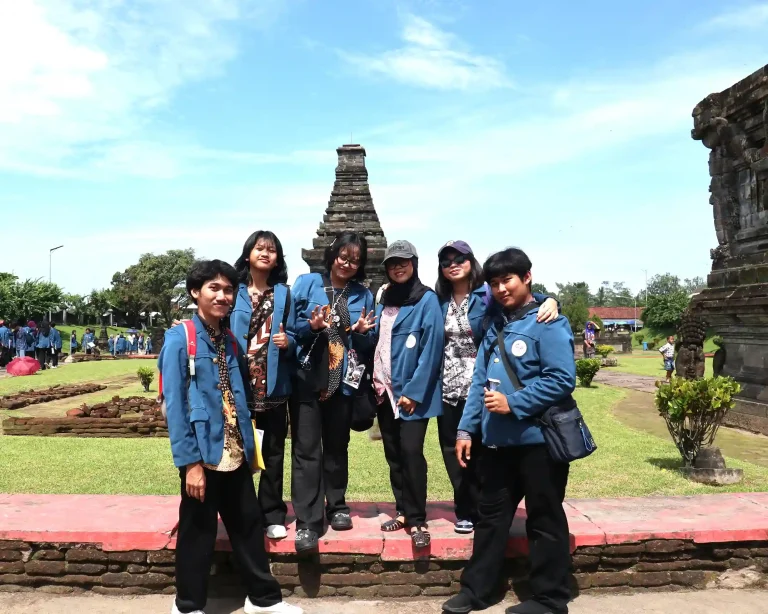 Mahasiswa UNAIR Menelusuri Jejak Sakral Candi Penataran_Dokumen Istimewa